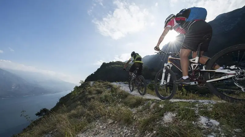 Con le mountain bike sui sentieri dell'Alto Garda