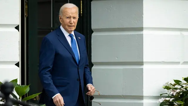 epa11326840 President Joe Biden walks out of the South Portico towards Marine One on the South Lawn of the White House, Washington, DC, USA, 08 May 2024. The President is traveling for campaign events in Racine County, Wisconsin, and Chicago, Illinois. EPA/SAMUEL CORUM / POOL