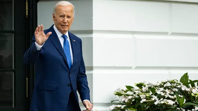 epa11326842 President Joe Biden walks out of the South Portico towards Marine One on the South Lawn of the White House, Washington, DC, USA, 08 May 2024. The President is traveling for campaign events in Racine County, Wisconsin, and Chicago, Illinois. EPA/SAMUEL CORUM / POOL