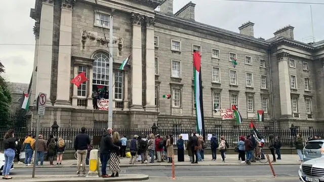 Gli studenti della prestigiosa università irlandese Trinity College di Dublino hanno organizzato una protesta nel campus contro le azioni di Israele a Gaza, 04 maggio 2024. ANSA/MASSIMO NESTICO'