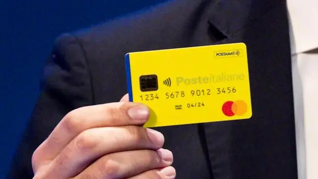 La card presentata dal ministro del Lavoro dello Sviluppo economico e vicepremier Luigi Di Maio durante la presentazione del sito ufficiale e della card del reddito di cittadinanza, Roma, 04 febbraio 2019. ANSA/ANGELO CARCONI