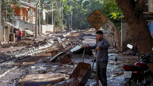 epa11327657 A man removes the mud that flooded his house after the Taquari river overflowed its banks in Cruzeiro do Sul, Rio Grande do Sul state, Brazil, 08 May 2024. The death toll from catastrophic floods in southern Brazil has exceeded 100, according to the latest figures released by the Civil Defense on 08 May. EPA/SEBASTIAO MOREIRA