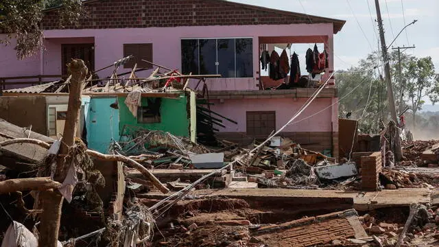 epa11327660 Damaged houses affected by the overflowing of the Taquari river, in Lajeado, Rio Grande do Sul state, Brazil, 08 May 2024. The death toll from catastrophic floods in southern Brazil has exceeded 100, according to the latest figures released by the Civil Defense on 08 May. EPA/SEBASTIAO MOREIRA