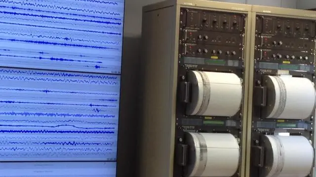 Un sismografo e il relativo grafico sismico elaborato dall'apparecchiatura sul sisma in Emilia in corso. ANSA/ENRICA BATTIFOGLIA