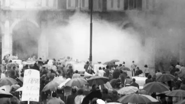 La nube di fumo dello scoppio della bomba in piazza Loggia - Foto di Silvano Cinelli