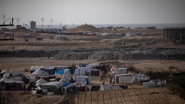 epa11290529 Internally displaced Palestinians, who fled their homes due to the Israel-Hamas conflict, take shelter near the border with Egypt, in Rafah, southern Gaza Strip, 20 April 2024. Since 07 October 2023, up to 1.7 million people, or more than 75 percent of the population, have been displaced throughout the Gaza Strip, some more than once, in search of safety, according to the United Nations Relief and Works Agency for Palestine Refugees in the Near East (UNRWA), which added that the Palestinian enclave is 'on the brink of famine', with 1.1 million people (half of its population) 'experiencing catastrophic food insecurity' due to the conflict and restrictions on humanitarian access. EPA/HAITHAM IMAD