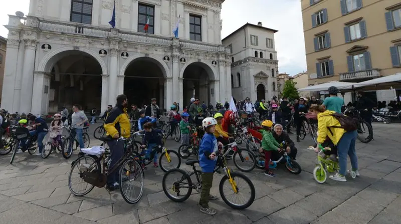 Tutti in bici in piazza Loggia - Foto Giovanni Benini/Neg © www.giornaledibrescia.it