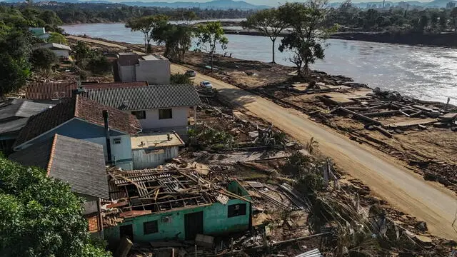 epa11327656 An aerial view of houses affected by the flooding of the Taquari river, in Lajeado, Rio Grande do Sul state, Brazil, 08 May 2024. The death toll from catastrophic floods in southern Brazil has exceeded 100, according to the latest figures released by the Civil Defense on 08 May. EPA/SEBASTIAO MOREIRA