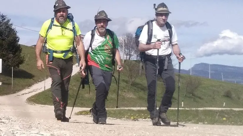 I tre alpini bresciani in un tratto della loro fatica - © www.giornaledibrescia.it