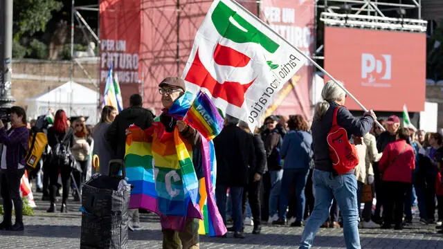 Un’ambulante vende le bandiere della pace durante la manifestazione del PD a piazza del Popolo. Roma 11 novembre 2023 ANSA/MASSIMO PERCOSSI