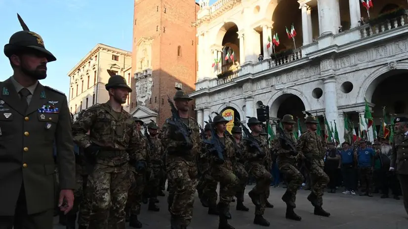 Adunata nazionale degli alpini a Vicenza, la sfilata conclusiva della prima giornata