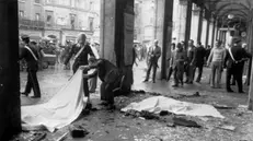 Disperazione poco dopo lo scoppio della bomba in piazza Loggia - Foto Eden