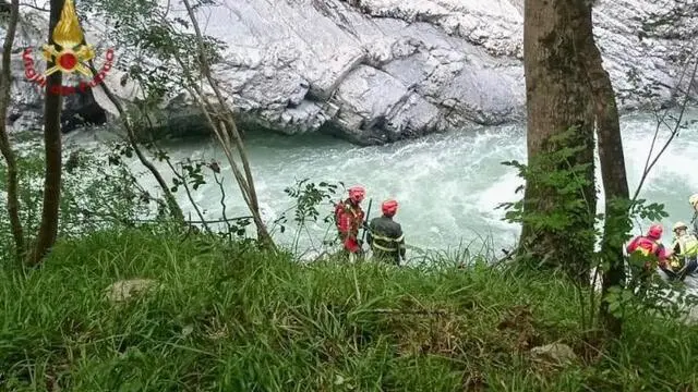 Vigili del Fuoco sul luogo in cui è stata trovata morta Denise Galatà, la studentessa diciannovenne che risultava dispersa da ieri dopo essere caduta in acqua mentre faceva rafting sul fiume Lao, a Laino Borgo, 31 Maggio 2023. ANSA/US VVFF