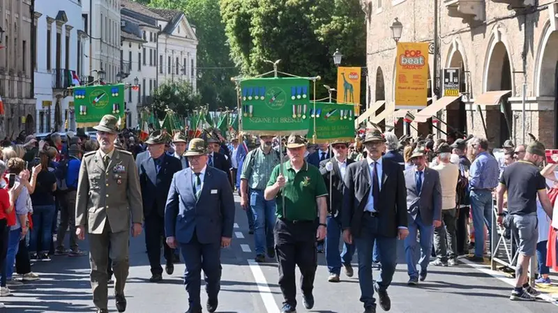 La giornata dell’omaggio che le penne nere bresciane rendono ai caduti vicentini