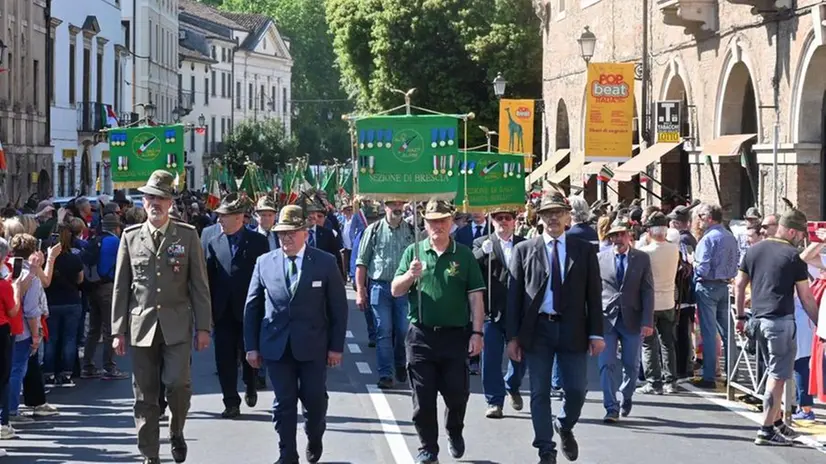 La giornata dell’omaggio che le penne nere bresciane rendono ai caduti vicentini