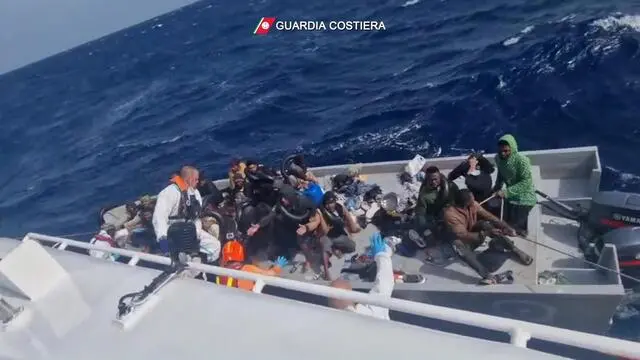 (fotogramma da video) Soccorso oggi di un motovedetta della Guardia costiera a sud-est di Lampedusa. L'equipaggio dell'unità navale ha tratto in salvo i 37 migranti che erano in balia delle onde a bordo di una piccola imbarcazione in legno di circa 7 metri. Le persone soccorse sono state successivamente trasferite in sicurezza sull'isola. 10 aprile 2024. ANSA/US GUARDIA COSTIERA + UFFICIO STAMPA, PRESS OFFICE, HANDOUT PHOTO, NO SALES, EDITORIAL USE ONLY + NPK