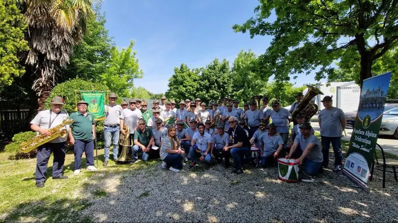 In compagnia della fanfara Tridentina - © www.giornaledibrescia.it