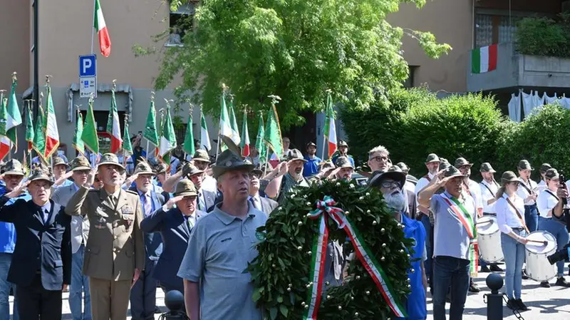 Vicenza, la deposizione della corona degli alpini delle tre sezioni bresciane