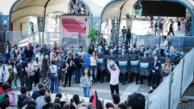 La manifestazione pro Palestina all'esterno del salone del libro. Torino 11 maggio 2024 ANSA/TINO ROMANO