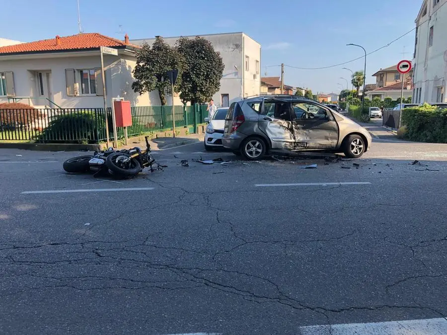 Incidente in via Milano a Chiari: grave un motociclista 40enne