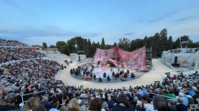 Il Teatro Greco completamente esaurito per la prima di «Aiace» di Sofocle - Foto Ansa © www.giornaledibrescia.it
