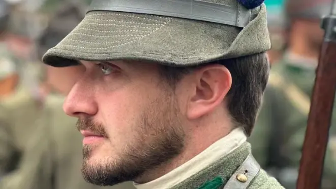 Daniele Bodei indossa un'uniforme storica degli alpini