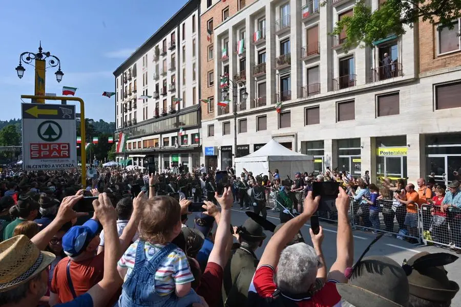 Adunata degli alpini a Vicenza, l'inizio della sfilata