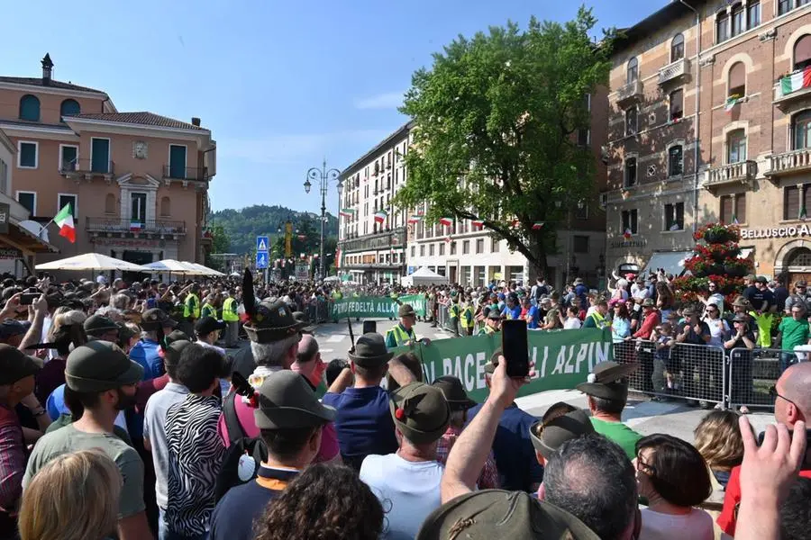 Adunata degli alpini a Vicenza, l'inizio della sfilata