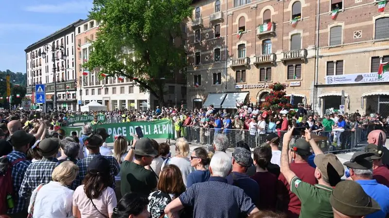 Adunata degli alpini a Vicenza, l'inizio della sfilata