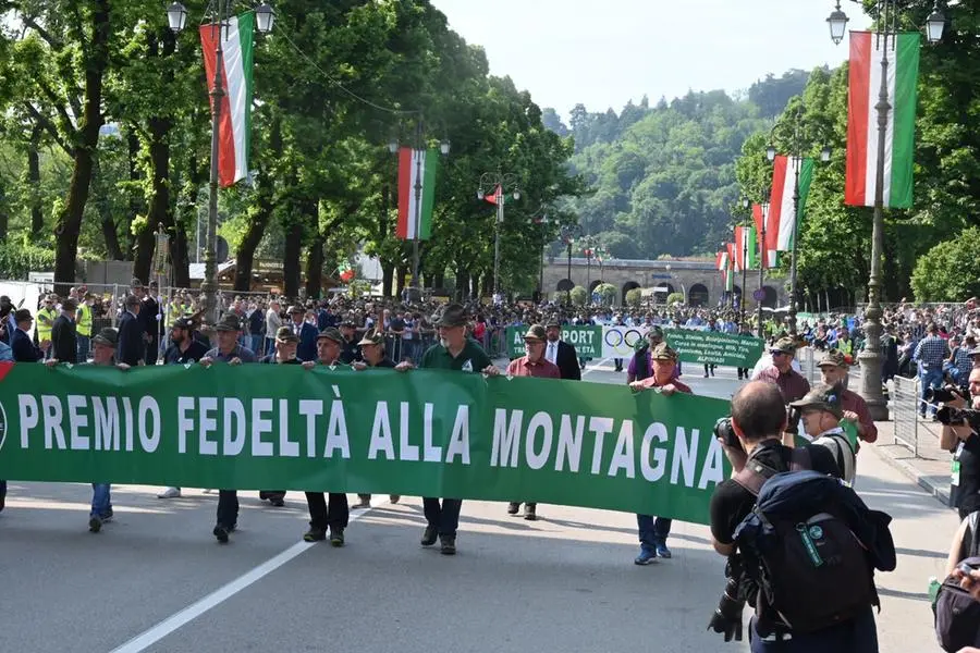 Adunata degli alpini a Vicenza, l'inizio della sfilata