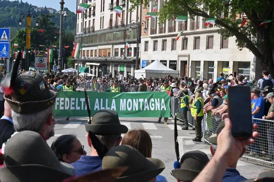 Adunata degli alpini a Vicenza, l'inizio della sfilata