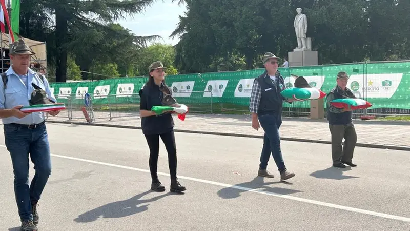 I cappelli degli alpini andati avanti, portati in sfilata sui cuscini - © www.giornaledibrescia.it