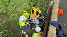 Il recupero dell'anziano caduto nel canale