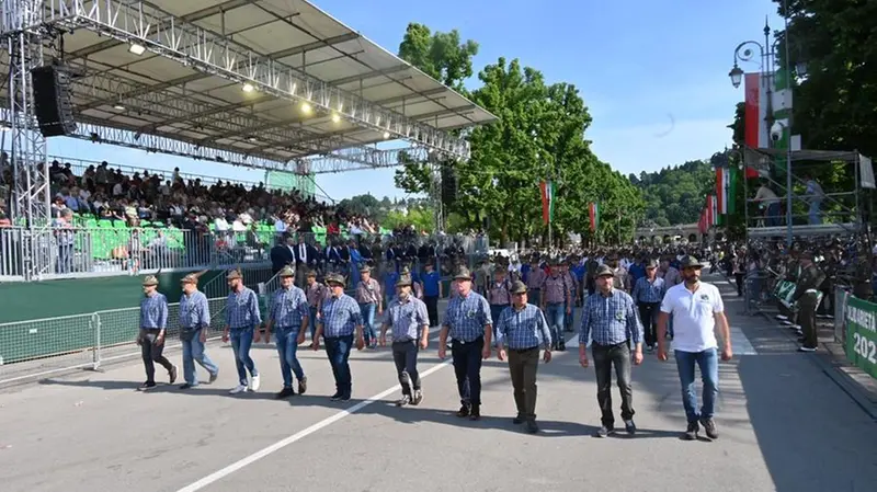 Gli alpini bresciani sfilano a Vicenza