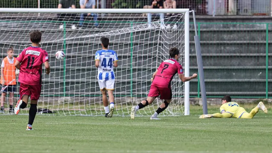 SPORT CALCIO STADIO COMUNALE PALAZZOLO SERIE D PRO PALAZZOLO - DESENZANO CALCIO NELLA FOTO GOL GUALTIERI 12-05-2024 Comincini@newreporter