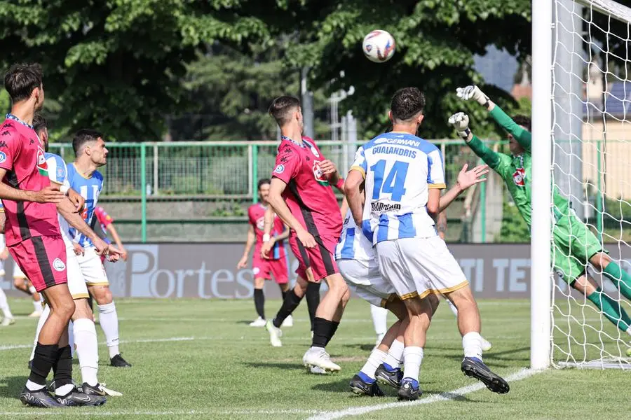 SPORT CALCIO STADIO COMUNALE PALAZZOLO SERIE D PRO PALAZZOLO - DESENZANO CALCIO NELLA FOTO PARATA TOMMASI 12-05-2024 Comincini@newreporter