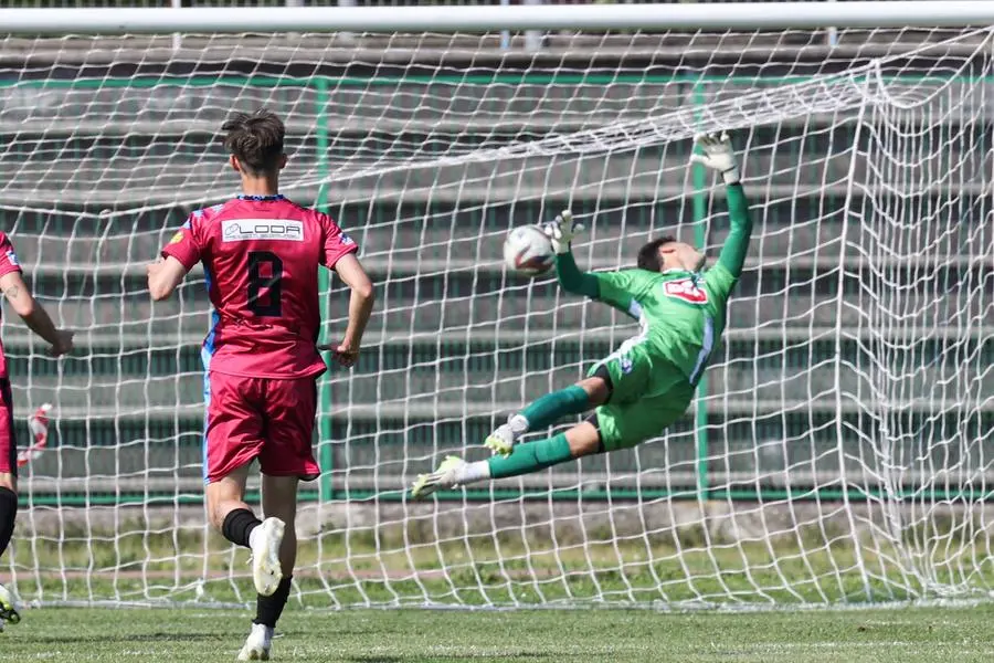 SPORT CALCIO STADIO COMUNALE PALAZZOLO SERIE D PRO PALAZZOLO - DESENZANO CALCIO NELLA FOTO GOL ARRAS 12-05-2024 Comincini@newreporter