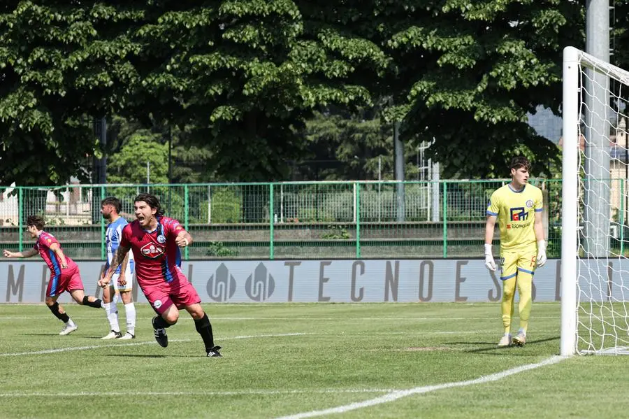 SPORT CALCIO STADIO COMUNALE PALAZZOLO SERIE D PRO PALAZZOLO - DESENZANO CALCIO NELLA FOTO GOL PIROLA 12-05-2024 Comincini@newreporter