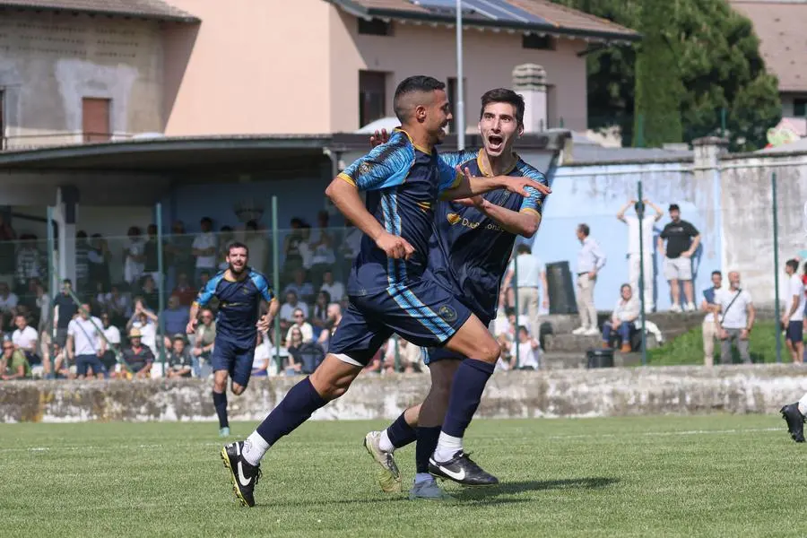 Sport Calcio Castrezzato Prima Categoria Castrezzato Gussago nella foto Ghazouani Hachemi   esulta dopo il gol con i compagni  12/05/2024 nicoli@newreporter