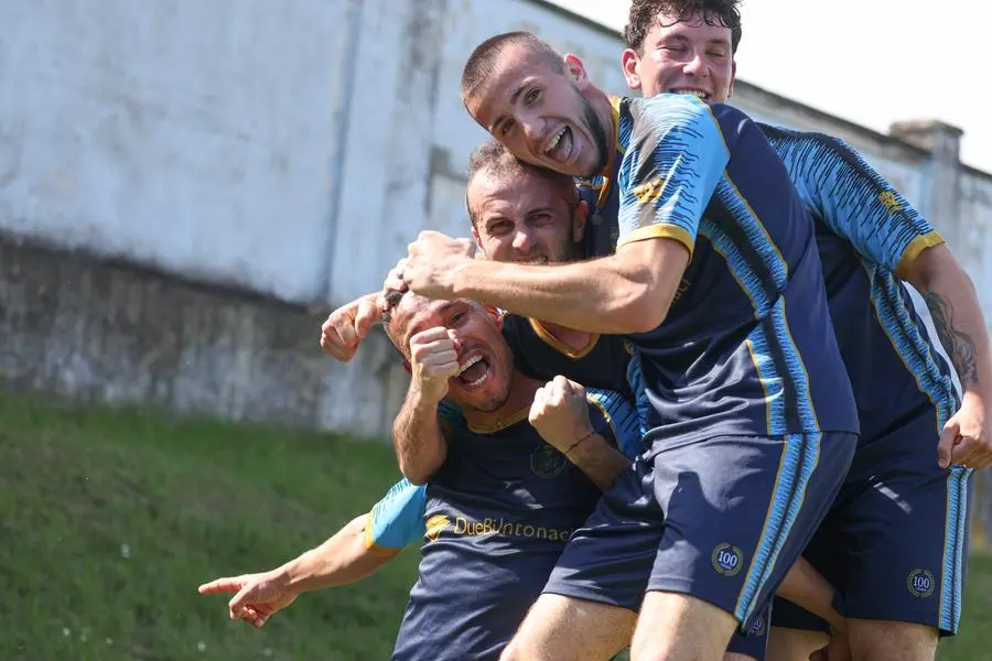 Sport Calcio Castrezzato Prima Categoria Castrezzato Gussago nella foto Ghazouani Hachemi   esulta dopo il gol con i compagni  12/05/2024 nicoli@newreporter