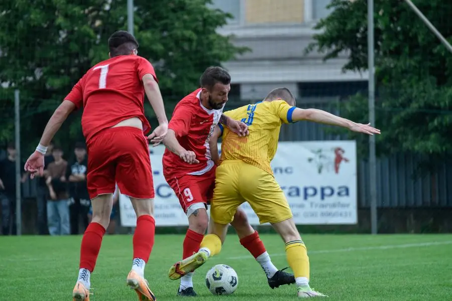 CALCIO SECONDA CATEGORIA  GIRONE D PONTE ZANANO VS  EDEN ESINE NELLA FOTO CONTRASTO CANCARINI MAURO VS MACARIO MARCO  12-05-2024 zanardini@newreporter