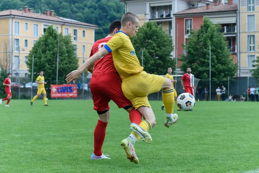 CALCIO SECONDA CATEGORIA  GIRONE D PONTE ZANANO VS  EDEN ESINE NELLA FOTO FOTO CONTRASTO MACARIO MARCO VS QUACQUARINI LUCA     12-05-2024 zanardini@newreporter