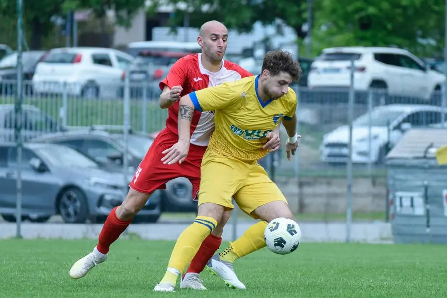 CALCIO SECONDA CATEGORIA  GIRONE D PONTE ZANANO VS  EDEN ESINE NELLA FOTO CONTRASTO BETTINSOLI MARCO VS COMINELLI LUCA  12-05-2024 zanardini@newreporter