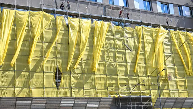 Operai edili al lavoro sulla facciata di uno stabile di Milano, 6 settembre 2023. ANSA/DANIEL DAL ZENNARO