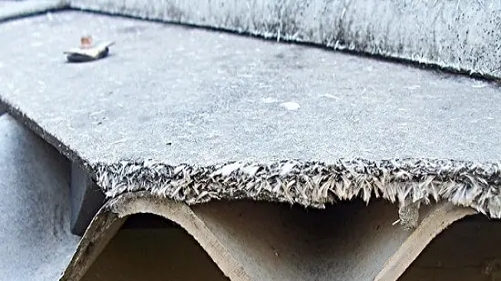 Quando i manufatti si rompono liberano nell'aria le fibre di asbesto (amianto)