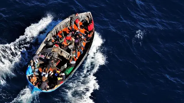 Un barcone con migranti fotografato da un elicottero della Guardia di Finanza a circa 7 miglia da Lampedusa il 19 febbraio 2021. ANSA/CARMELO SUCAMELI