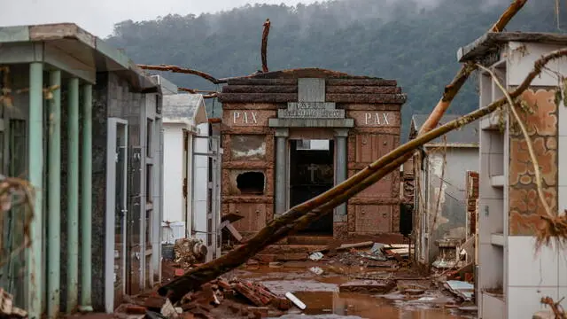 epa11332028 View of a cemetery destroyed after the floods in Mucum, one of the municipalities in the state of Rio Grande do Sul affected by the overflow of the Taquari river in Mucum, Brazil, 10 May 2024. EPA/Sebastiao Moreira