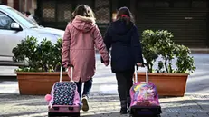 Genitori e figli verso scuola. Genova, 03 febbraio 2023 ANSA/LUCA ZENNARO