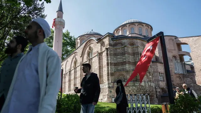 epa11322058 People visit the historic Chora Mosque during the its reopening day as a mosque in Istanbul, Turkey, 06 May 2024. Built in the 4th century as Chora Church, it was converted into a mosque around 1511 following the conquest of Constantinople the by Ottoman Empire. In 1945 it was transformed into a museum by decision of the Turkish government. Uopn decree of Turkish President Erdogan on 01 August 2020, work began to convert it into a mosque again and officially opened as a Mosque on 06 May 2024. EPA/ERDEM SAHIN