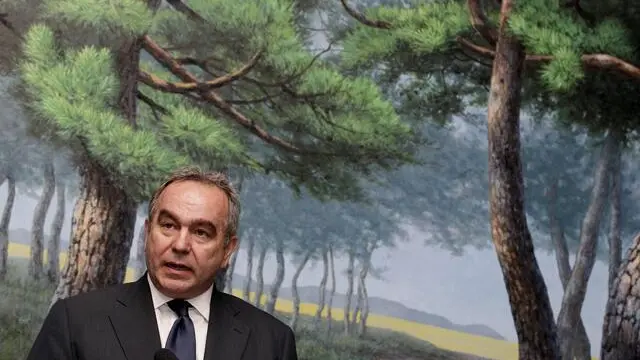 epa03184474 Kurt Campbell (C), US assistant secretary of state for Asia and Pacific affairs speaks to the media, after meeting with Kim Sung-Hwan (not pictured), Minister of Foreign Affairs and Trade and Lim Sung-Nam (not pictured), Special Representative for Korean Peninsula Peace and Security Affairs at the Ministry of Foreign Affairs and Trade in Seoul, South Korea, 16 April 2012. Kurt Campbell arrived in South Korea to meet with South Korean officials to discuss on the North Korea's actions. North Korea carried out what it said was an unsuccessful bid to put a satellite into orbit on 13 April. EPA/JEON HEON-KYUN